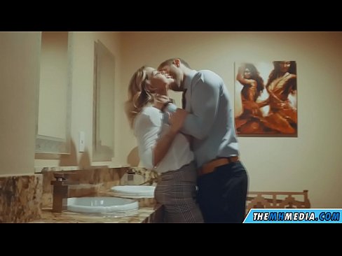 ❤️ Nalika pirang semok seduces sampeyan ing toilet umum ❤❌ Kurang ajar ing kita